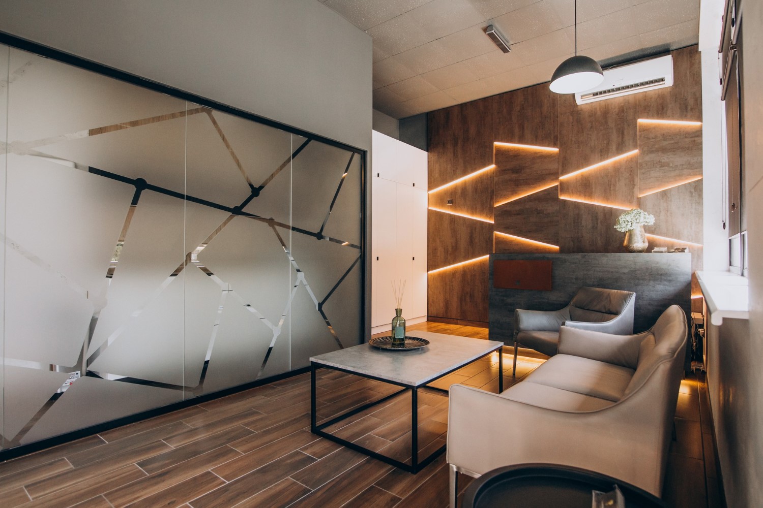 empty-flat-interrior-with-elements-decoration
